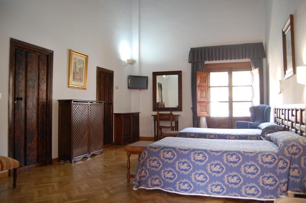 Hotel Hospederia Del Real Monasterio Guadalupe  Zimmer foto