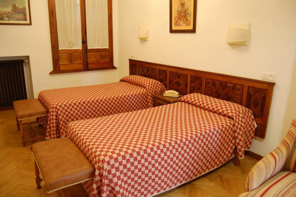 Hotel Hospederia Del Real Monasterio Guadalupe  Zimmer foto